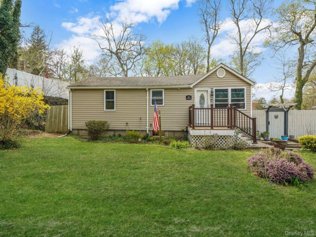  3 BR,  1.00 BTH &nbsp;Ranch style home in Sound Beach