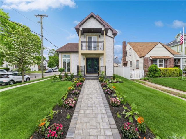  4 BR,  4.00 BTH &nbsp;Colonial style home in Bellerose