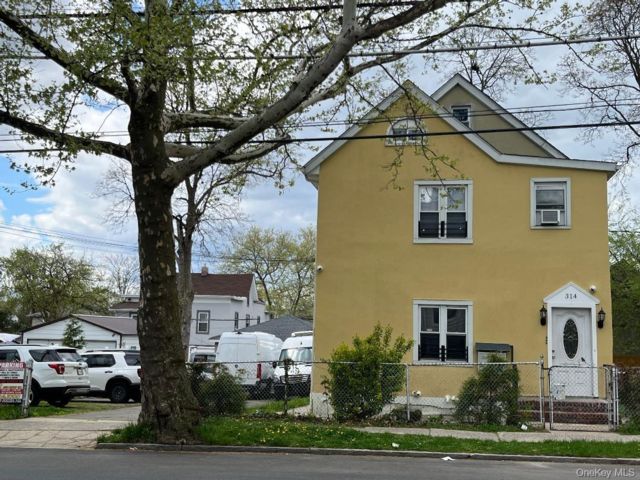  7 BR,  4.00 BTH &nbsp;House style home in Mount Vernon