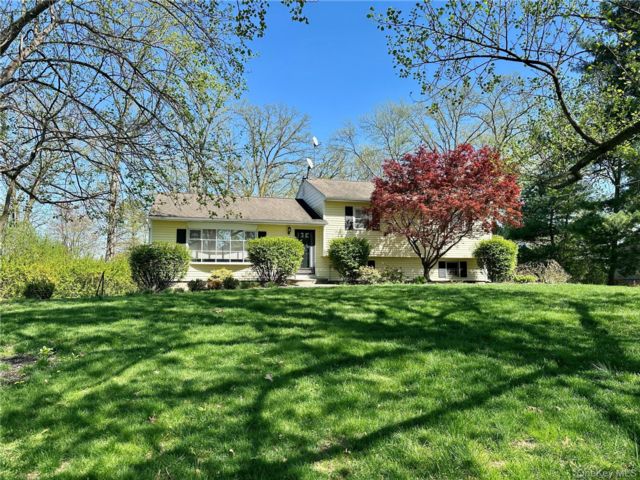  3 BR,  3.00 BTH &nbsp;Split level style home in New Windsor