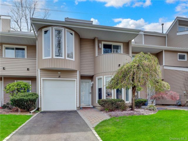  2 BR,  3.00 BTH &nbsp;Condo style home in Hauppauge