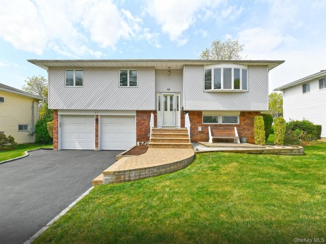  4 BR,  2.00 BTH &nbsp;Hi ranch style home in Plainview