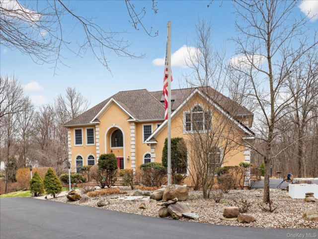  6 BR,  4.00 BTH &nbsp;Colonial style home in New Windsor