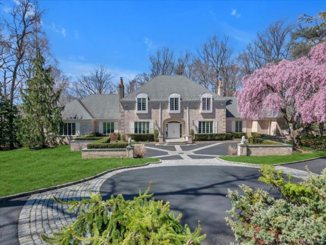  7 BR,  7.00 BTH &nbsp;Colonial style home in Lattingtown