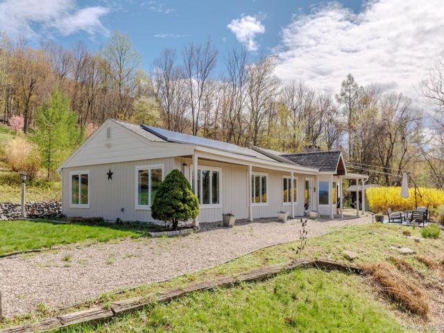  3 BR,  2.00 BTH &nbsp;Ranch style home in Cornwall