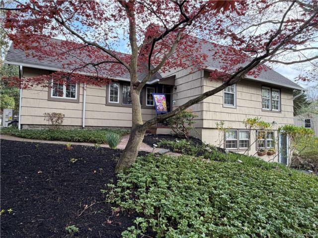 4 BR,  2.00 BTH &nbsp;Traditional style home in Stony Brook