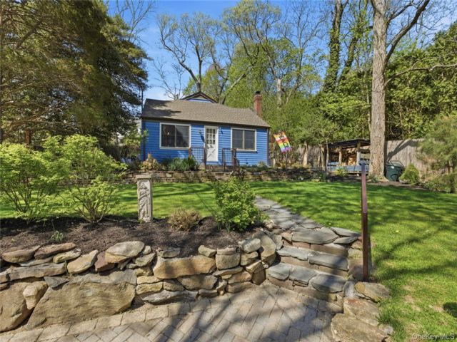  2 BR,  2.00 BTH &nbsp;Cottage style home in Stony Brook