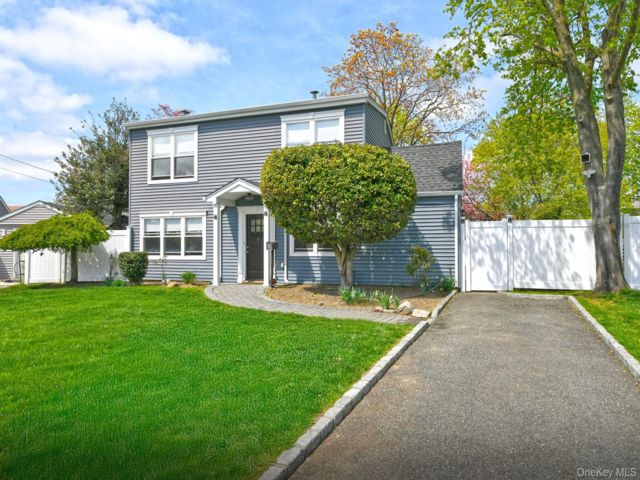  3 BR,  2.00 BTH &nbsp;Colonial style home in Levittown