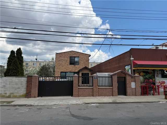  4 BR,  2.00 BTH &nbsp;Colonial style home in Cypress Hills
