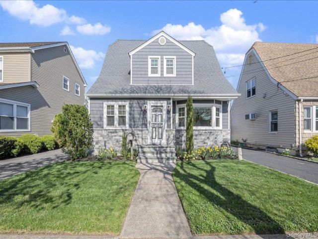  3 BR,  2.00 BTH &nbsp;Cape cod style home in Hicksville