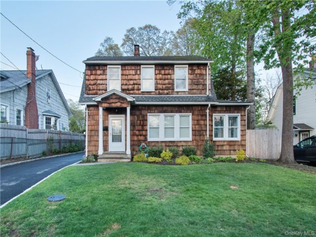  3 BR,  2.00 BTH &nbsp;Colonial style home in Locust Valley