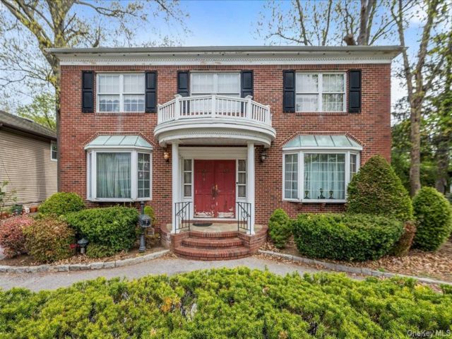  5 BR,  3.00 BTH &nbsp;Colonial style home in Floral Park