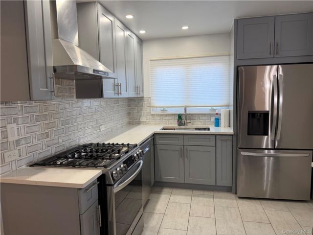  3 BR,  1.00 BTH &nbsp;Colonial style home in Whitestone