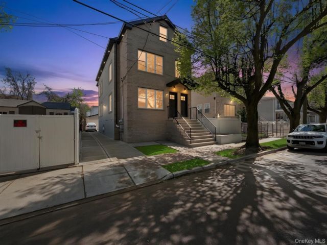  6 BR,  5.00 BTH &nbsp;House style home in Jamaica