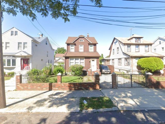  4 BR,  2.00 BTH &nbsp;Colonial style home in Laurelton