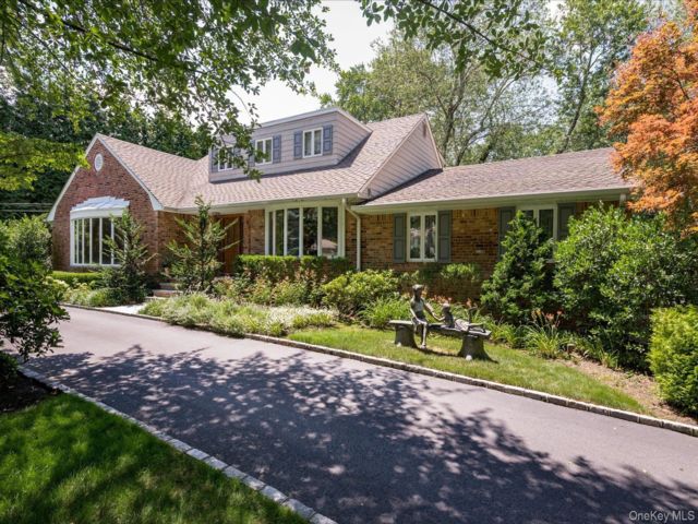  4 BR,  6.00 BTH &nbsp;Cape cod style home in Woodbury