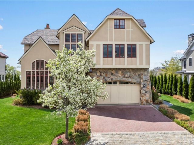  4 BR,  5.00 BTH &nbsp;Colonial style home in New Rochelle