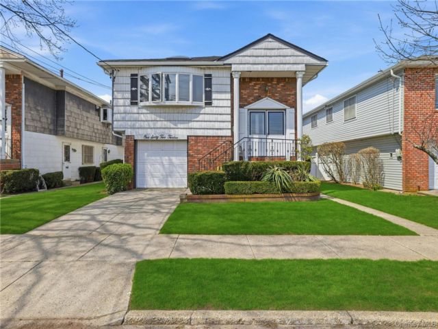  5 BR,  3.00 BTH &nbsp;Hi ranch style home in Howard Beach