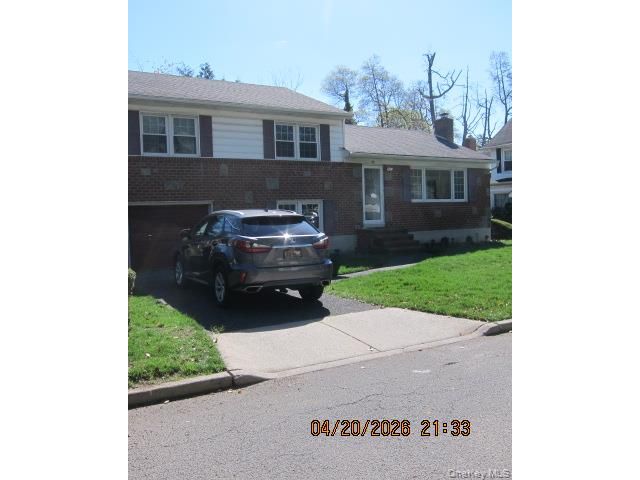  3 BR,  3.00 BTH &nbsp;Split level style home in West Hempstead