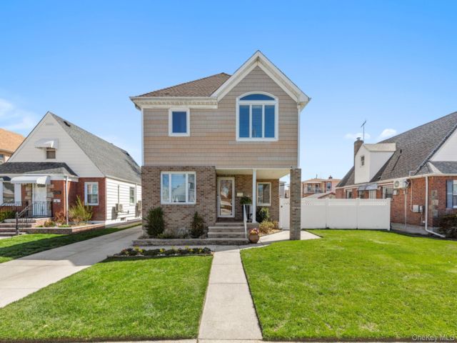  4 BR,  4.00 BTH &nbsp;Colonial style home in Glen Oaks