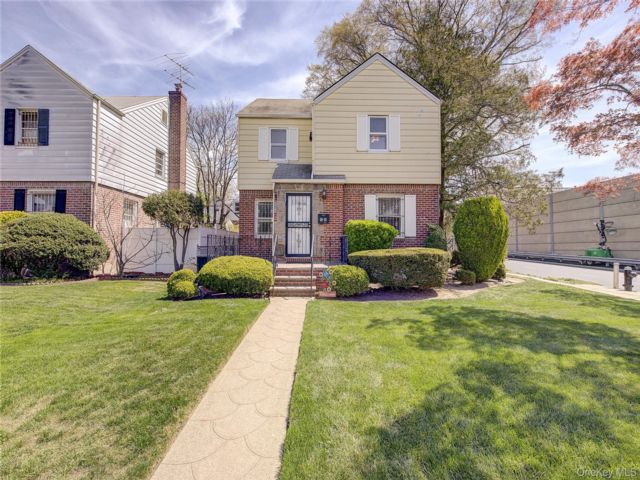  3 BR,  2.00 BTH &nbsp;Colonial style home in Bayside