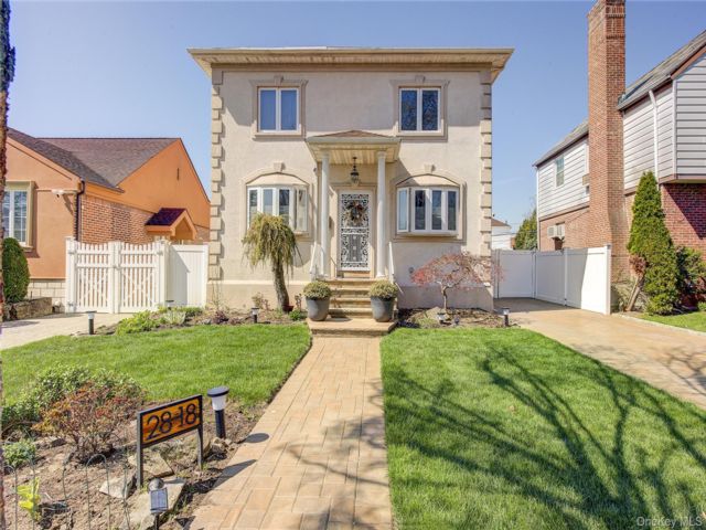  3 BR,  4.00 BTH &nbsp;Colonial style home in Bayside