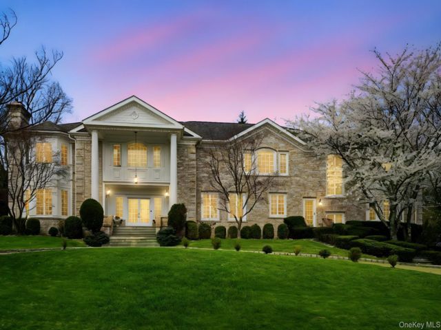  7 BR, 10.00 BTH &nbsp;Colonial style home in Larchmont