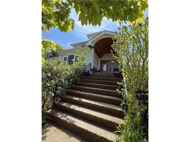  2 BR,  1.00 BTH &nbsp;Craftsman style home in Long Beach