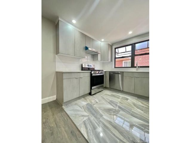  3 BR,  2.00 BTH &nbsp;House style home in Canarsie