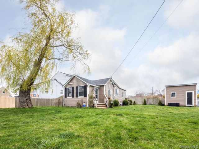  2 BR,  1.00 BTH &nbsp;Cottage style home in Mastic Beach