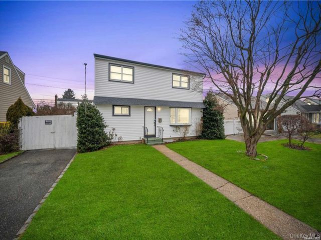  5 BR,  3.00 BTH &nbsp;Exp cape style home in Hicksville