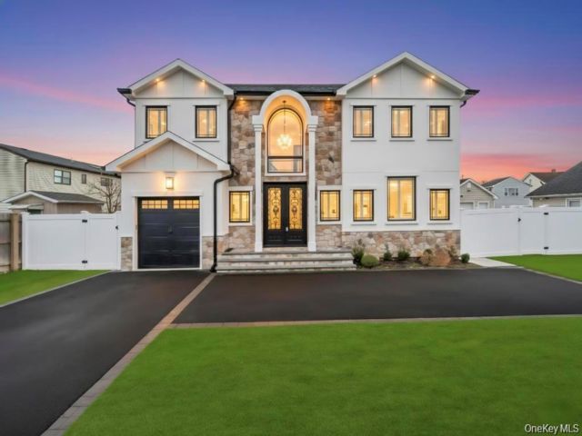  5 BR,  4.00 BTH &nbsp;Colonial style home in Hicksville