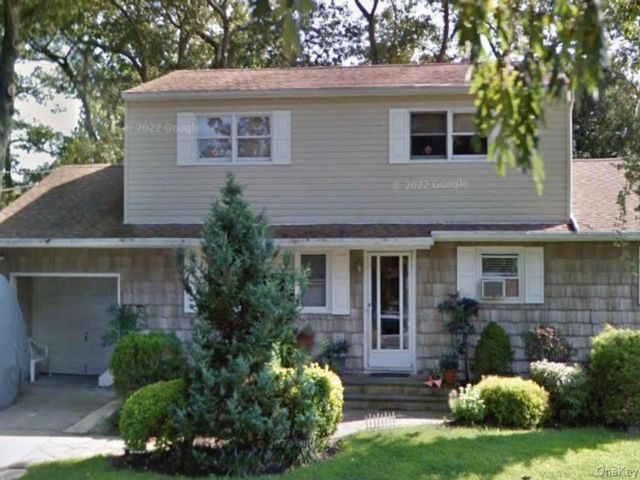  2 BR,  1.00 BTH &nbsp;Colonial style home in West Babylon