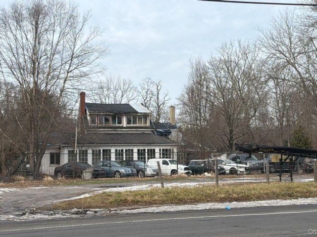  4 BR,  3.00 BTH &nbsp;Colonial style home in Brookhaven