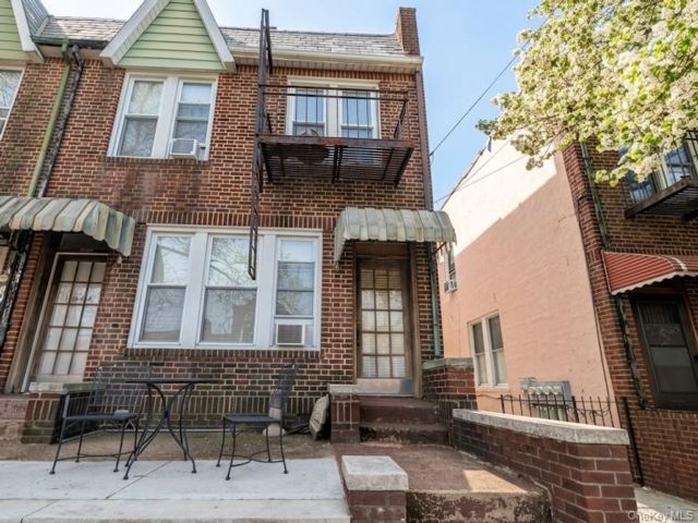  5 BR,  4.00 BTH &nbsp;House style home in Astoria
