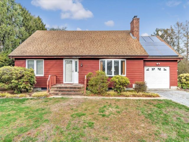  4 BR,  2.00 BTH &nbsp;Cape cod style home in Aquebogue