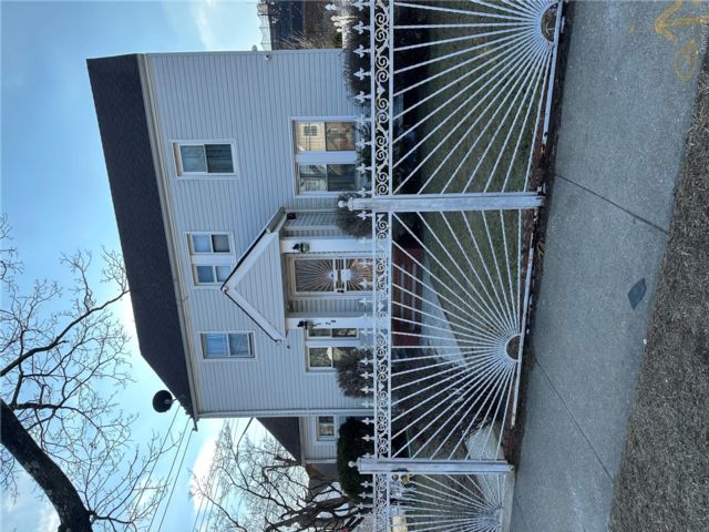  3 BR,  2.00 BTH &nbsp;Colonial style home in Rosedale