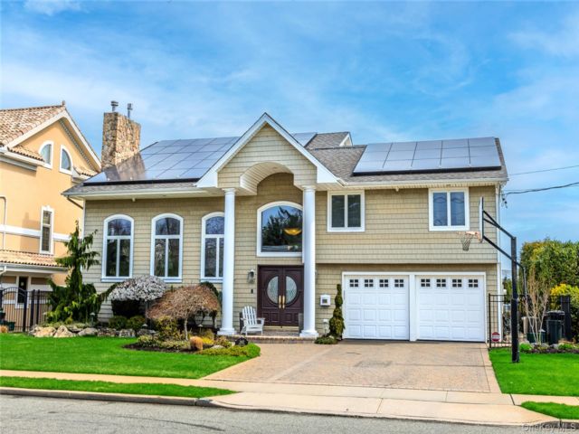  5 BR,  4.00 BTH &nbsp;Split level style home in Merrick