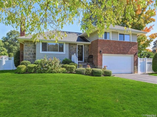 3 BR,  3.00 BTH &nbsp;Split level style home in Syosset