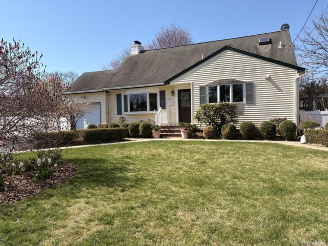  3 BR,  3.00 BTH &nbsp;Cape cod style home in North Babylon