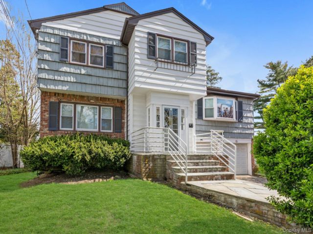  4 BR,  3.00 BTH &nbsp;Split level style home in Merrick