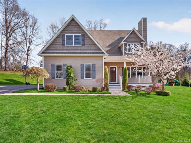  3 BR,  4.00 BTH &nbsp;Colonial style home in Fishkill