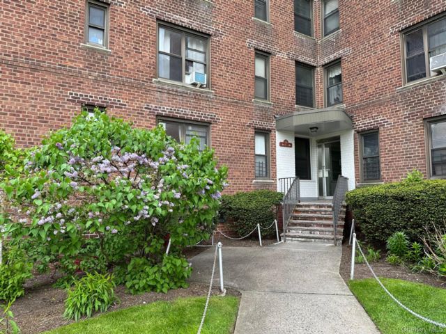  2 BR,  1.00 BTH &nbsp;Garden style home in Corona