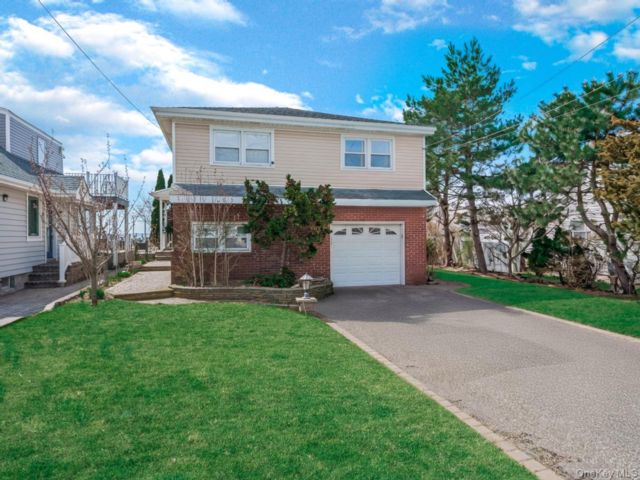  3 BR,  2.00 BTH &nbsp;Split level style home in Lindenhurst