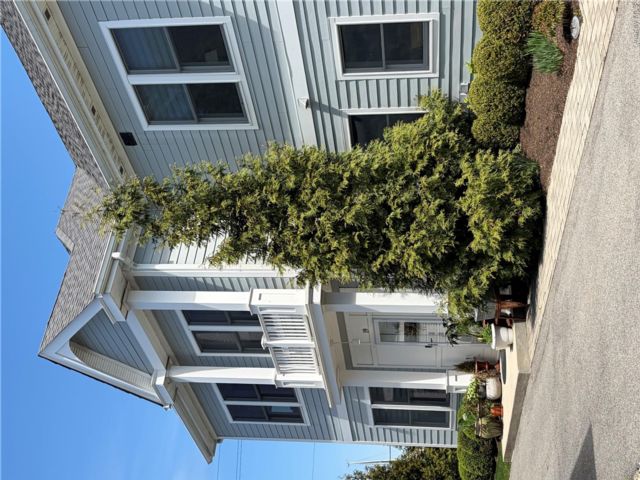  3 BR,  4.00 BTH &nbsp;Condo style home in City Island