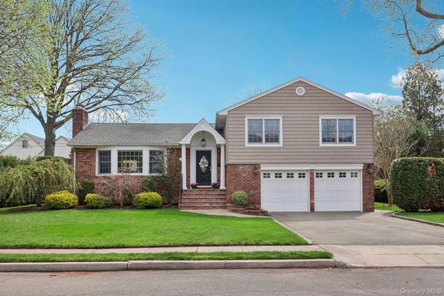  3 BR,  3.00 BTH &nbsp;Split level style home in Garden City