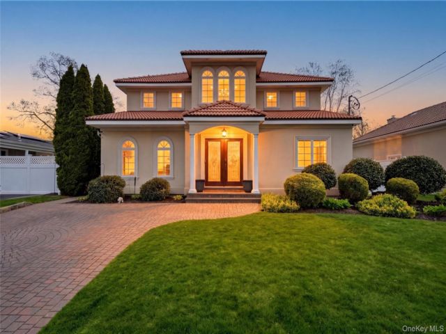  3 BR,  3.00 BTH &nbsp;Colonial style home in Massapequa