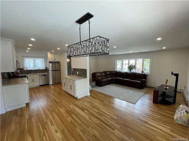  3 BR,  2.00 BTH &nbsp;Other style home in Howard Beach