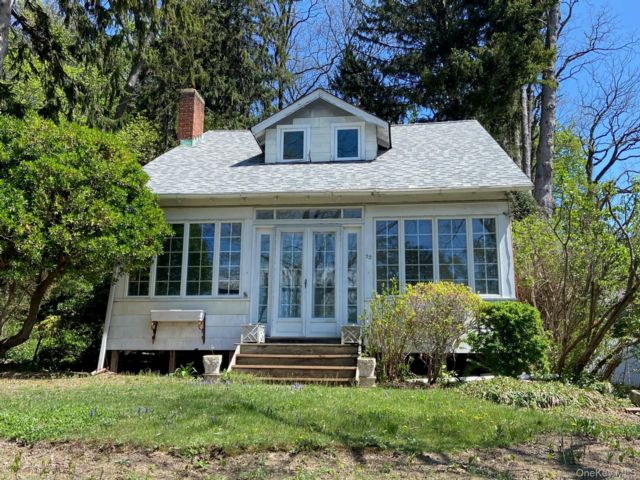  3 BR,  2.00 BTH &nbsp;Colonial style home in Centerport