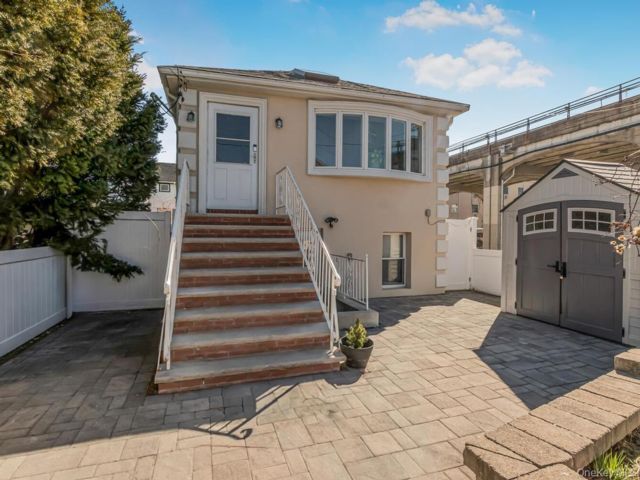  3 BR,  2.00 BTH &nbsp;Colonial style home in Rockaway Beach